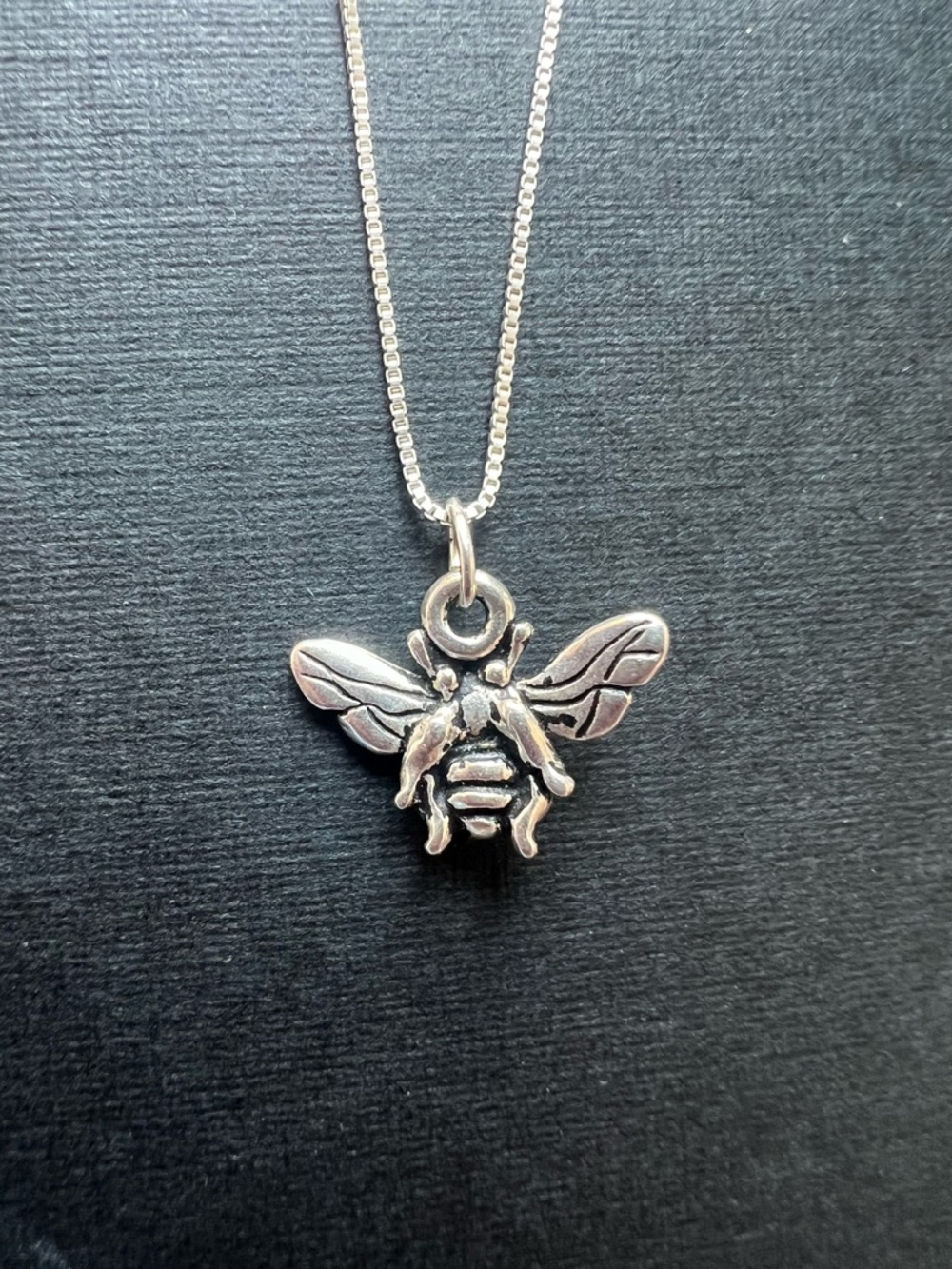 Sterling silver bee pendant necklace - Picture 3 of 6